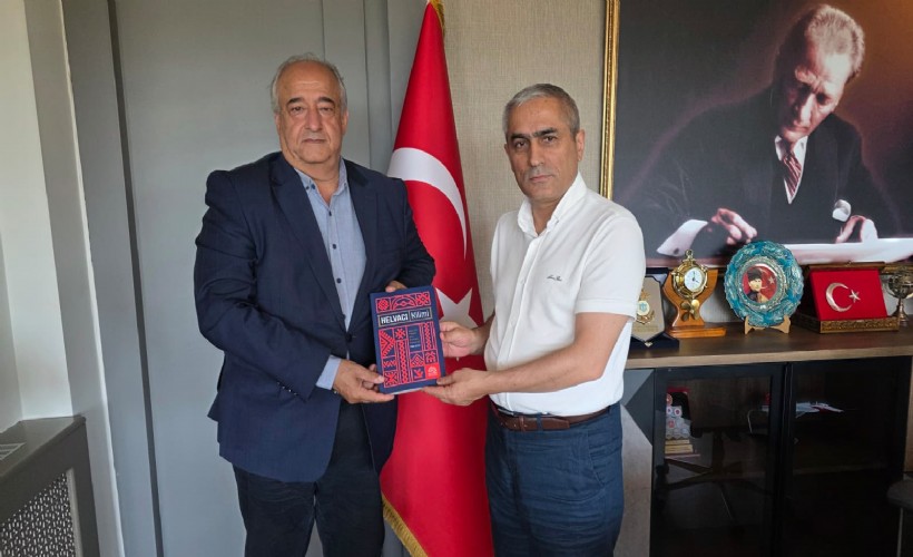 Mesut Öztürk’ten Kaymakam Güney’e Helvacı kilimi kitabı
