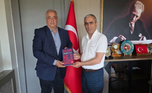 Mesut Öztürk'ten Kaymakam Güney'e Helvacı kilimi kitabı