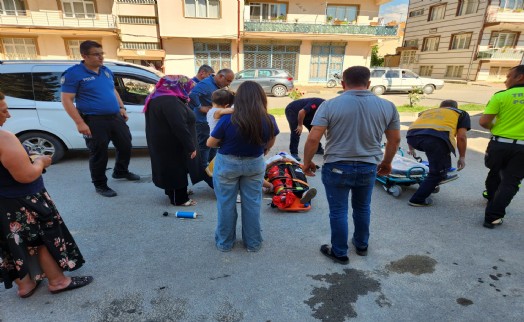 Motosikletiyle araç kapısına çarpıp düştü