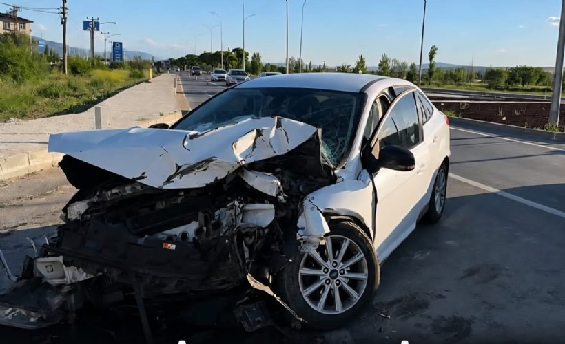 Otobüsle çarpışan otomobilin sürücüsü yaralandı