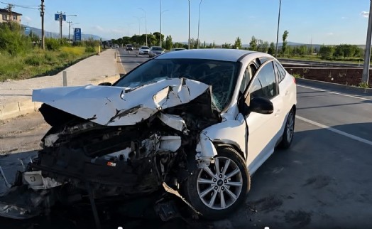 Otobüsle çarpışan otomobilin sürücüsü yaralandı