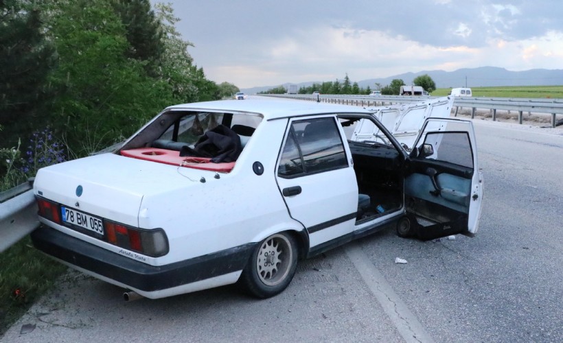 Otomobil refüje çarptı: 4 yaralı
