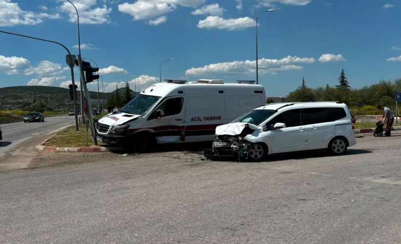 Özel ambulansın karıştığı trafik kazasında 7 yaralı