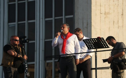 Özel'den İzmir'de ‘butlan' çıkışı: Onlar bir elin parmağıyken biz on binlerle çay içiyoruz!