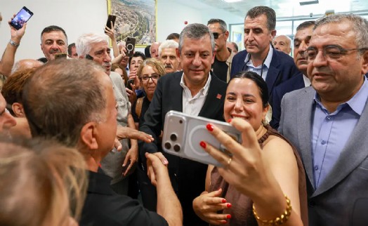 Özgür Özel Diyarbakır Havalimanı'nda zılgıtlarla karşılandı