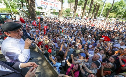 Özgür Özel, Ödemiş'te traktör römorku üzerinde açıkladı: Yeni bir yürüyüşün, siyasetin içindeyiz!