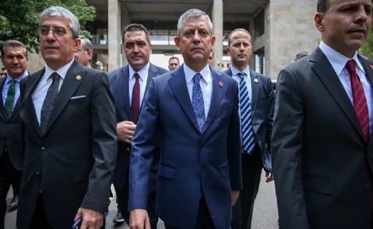Özgür Özel'den 'olağanüstü kurultay' hamlesi: İmzalar CHP Genel Merkezi'ne geliyor
