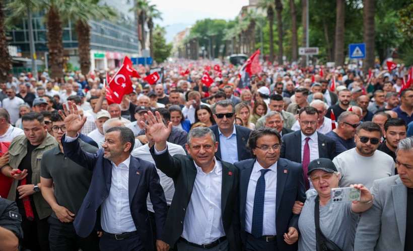 Özgür Özel'e vatandaşın desteği bulvarları miting alanına çevirdi: 'Sen nereye biz oraya'