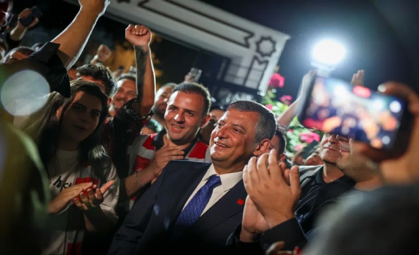 Özgür Özel'e yayın çıkışı gençlerden büyük sürpriz: 'Sen nerdeysen biz ordayız'