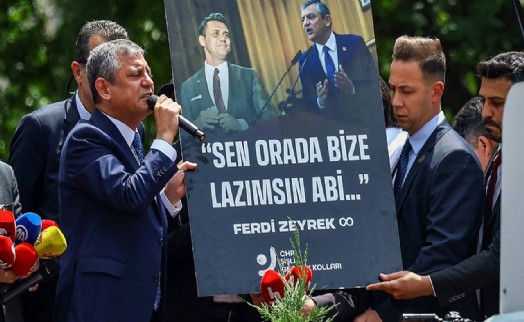 Özgür Özel kalabalığa seslendi: 'Darbeyi TBMM'nin önünde püskürttünüz'