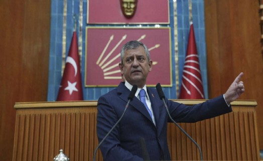 Özel'den iktidara eleştiri: Güçlü lider şakadan korkmaz