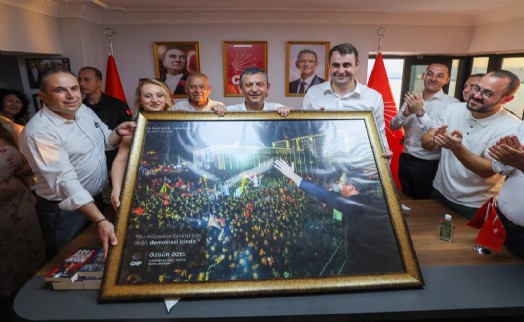 Özgür Özel'in parçalanan fotoğrafı alternatif il binasına asıldı