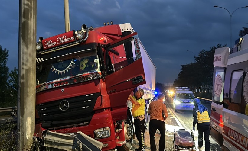 Şoförü rahatsızlanan TIR, refüjdeki bariyerlere çarptı
