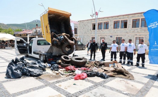 Yeni Foça'da denizden çıkanlar untandırdı!