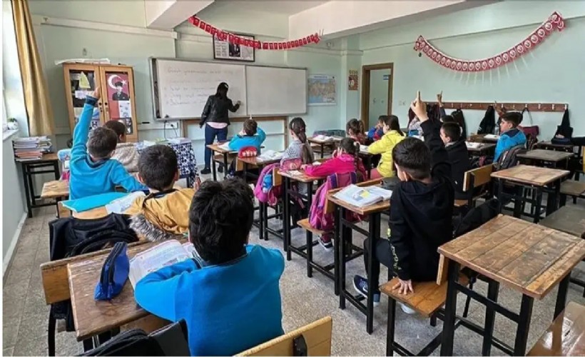 'Okullara siyaset sokmayın' diyen öğretmene ceza