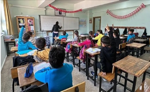'Okullara siyaset sokmayın' diyen öğretmene ceza