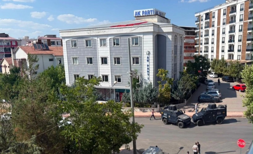 AK Parti il binası önünde şüpheli paket paniği! Bina tahliye edildi