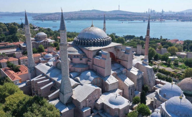 Ayasofya'da iki Rus turist tutuklandı