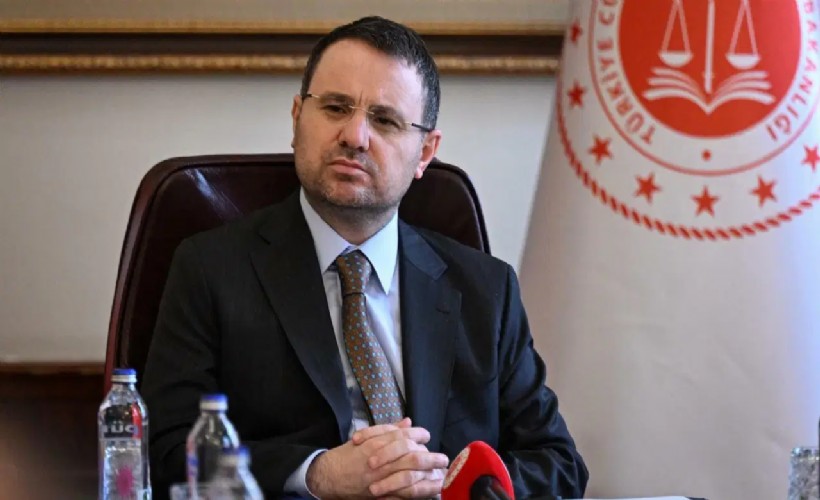 Bakan Gürlek, kazandığı tazminatı Kızılay'a bağışladı