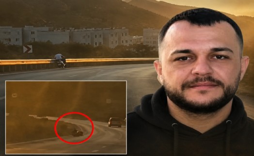 Bariyerlere çarpan motosikletin kasksız sürücüsü öldü; kaza kamerada