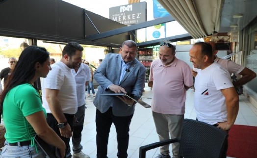 Başkan Çiçek sokakta vatandaşla iç içe