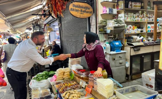 Başkan Gümrükçü tarihi çarşıda sokağa indi