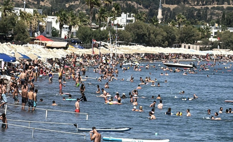 Bodrum’da sıcak havada turistlerin deniz keyfi