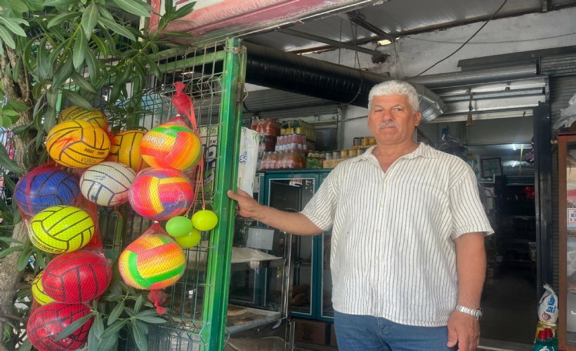 Bornova'daki bu bakkala giren 90'lı yıllara yolculuk yapıyor