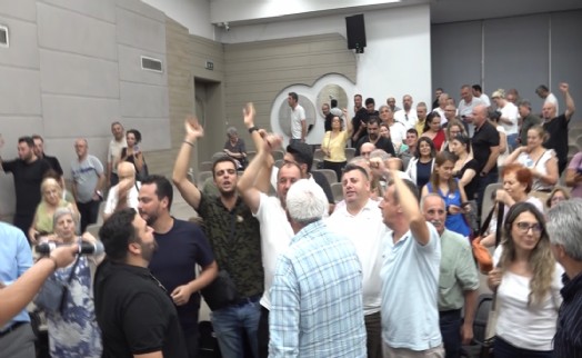 Bornova’da toplu istifa: Gençlik Marşı’yla CHP'ye veda ettiler