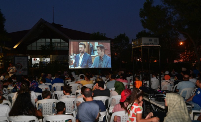 Bornova’da yaz akşamları açık hava sinemasıyla şenleniyor