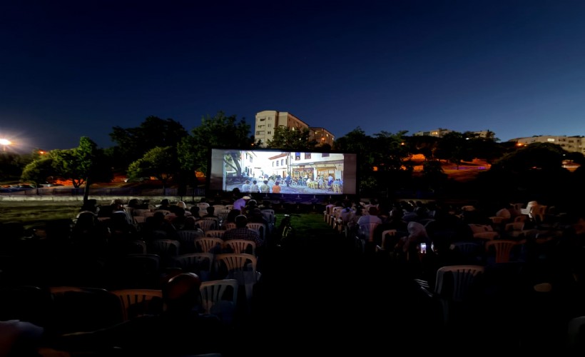 Büyükşehir'den Karabağlar'da açıkhava film keyfi