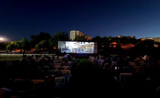 Büyükşehir'den Karabağlar'da açıkhava film keyfi