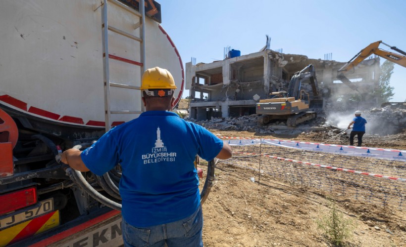 Büyükşehir ekipleri kentsel dönüşüm alanındaki kaçak yapıyı yıktı