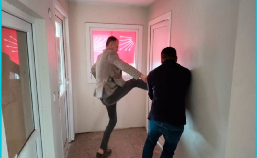 CHP Düzce'nin kapısı kırılarak teslim alındı!