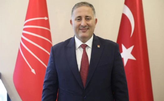 Çağdaş Kaya CHP'de kalacağını duyururken, 'partiyi terk etmeyin' çağrısında bulundu