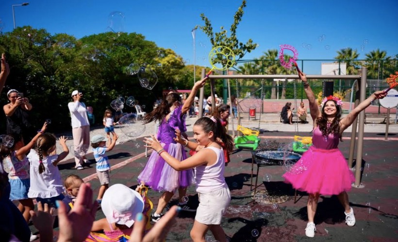 Çeşme’de yenilenen parklarda yaz boyu şenlik var