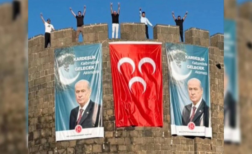 DEM Parti'nin kalesinde Bahçeli posteri