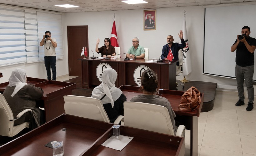 DEM Partili belediye başkanını yumurta yağmuruna tuttular! Arkasına bakmadan kaçtı