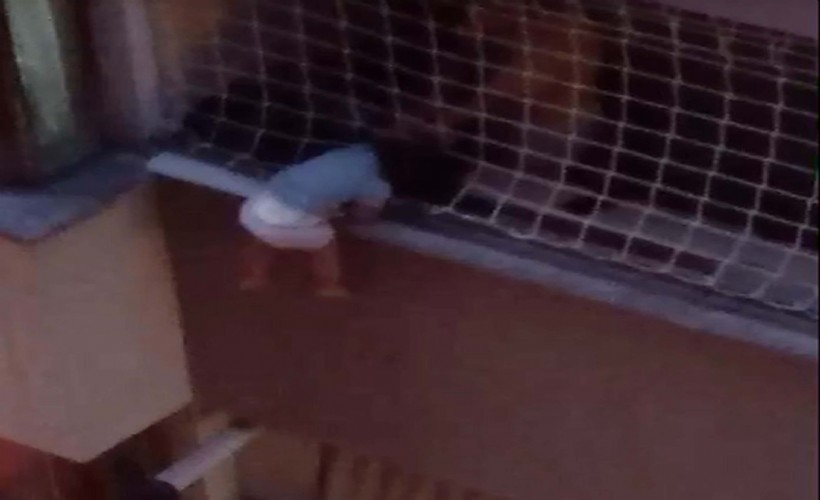 Balkon filesinde asılı kalan 3 yaşındaki çocuk son anda kurtarıldı
