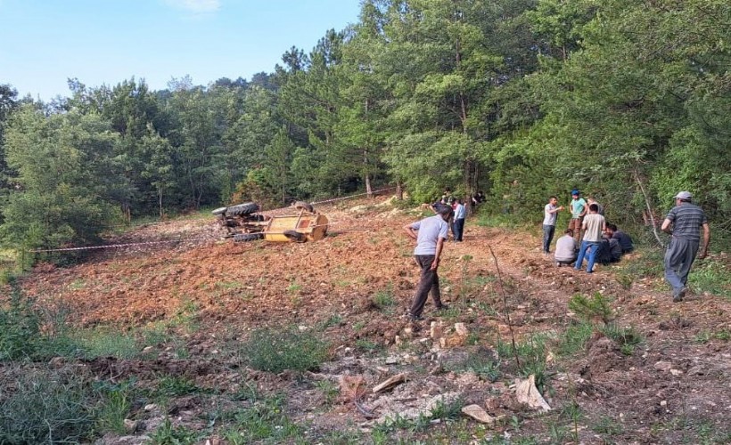 Devrilen traktörün altında kalan sürücü hayatını kaybetti