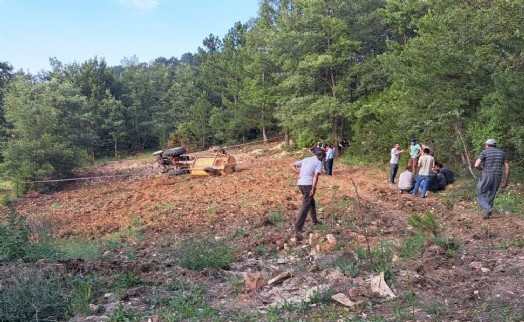 Devrilen traktörün altında kalan sürücü hayatını kaybetti