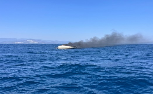 Didim açıklarında dehşet: Alev alev yanan tekneden son anda kurtuldular!