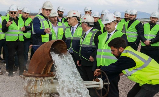 Dikili Jeotermal Isıtmalı Sera Organize Tarım Bölgesi'nde ilk ruhsatlar yatırımcılara teslim edildi