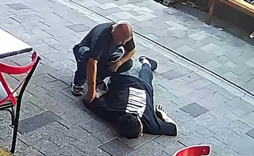 Yok böyle vicdansızlık! Fenalaşan gencin parasını çaldı