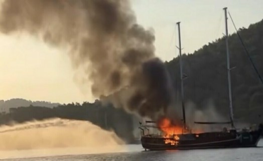 Alevlere teslim olan charter teknesi battı: 8 kişi tahliye edildi