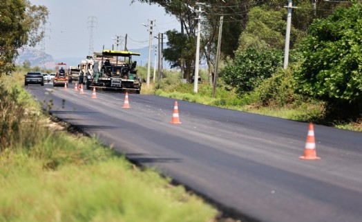 İZBETON ekipleri Efes Selçuk'ta yolları yeniliyor