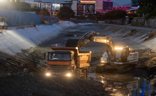 İZSU'dan Manda Çayı'nda 7/24 temizlik seferberliği