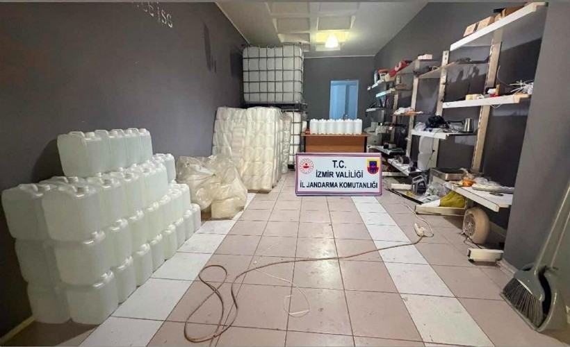 İzmir'de kaçak alkol ve tütün operasyonu
