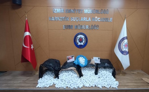 İzmir'de on binlerce uyuşturucu hap ele geçirildi
