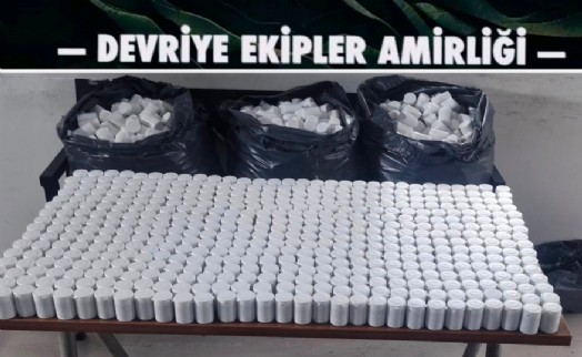 İzmir polisinden torbacı avı: Araçtan118 bin sentetik ecza çıktı